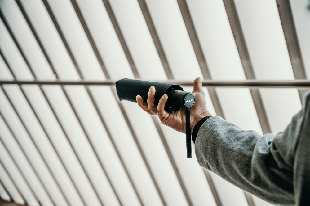 Mann mit Taschenschirm in der Hand